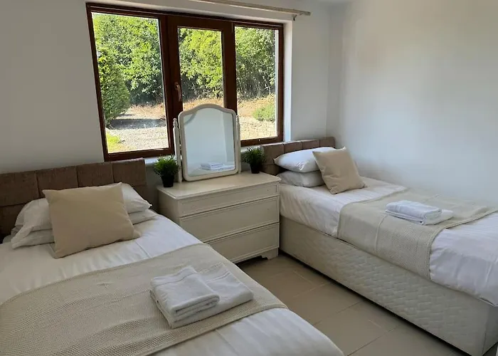 7 Person With Hot Tub * Blackwater