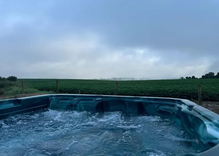 7 Person With Hot Tub * Blackwater